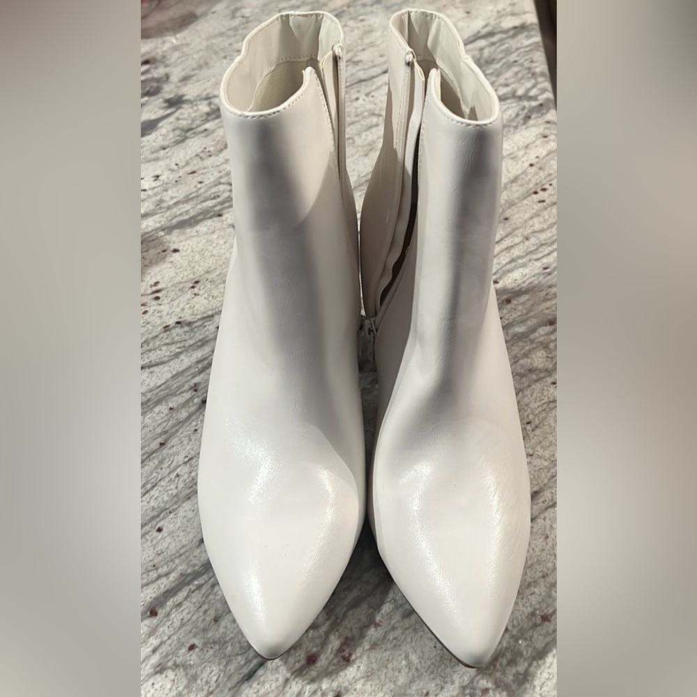 Journee Women's Tru Comfort Foam Mylow Block Heel White Bootie NIB